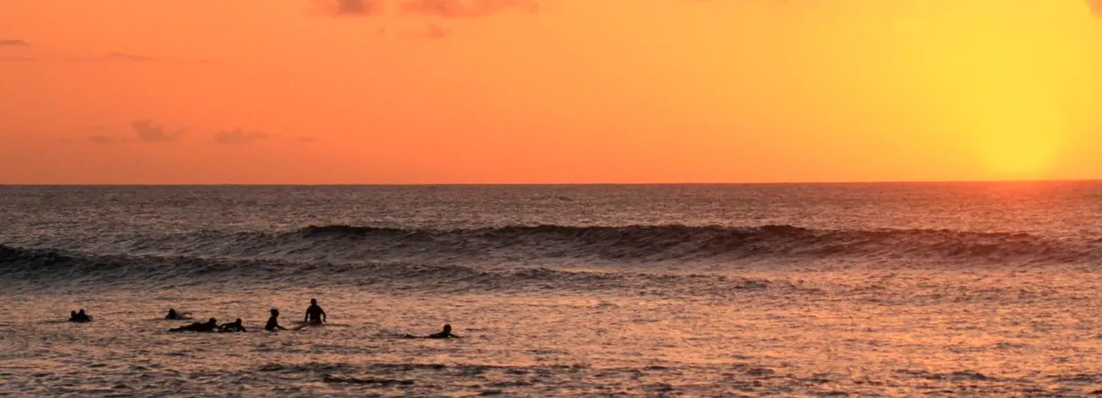 Surfer bei Sonnenuntergang im Norden Teneriffas