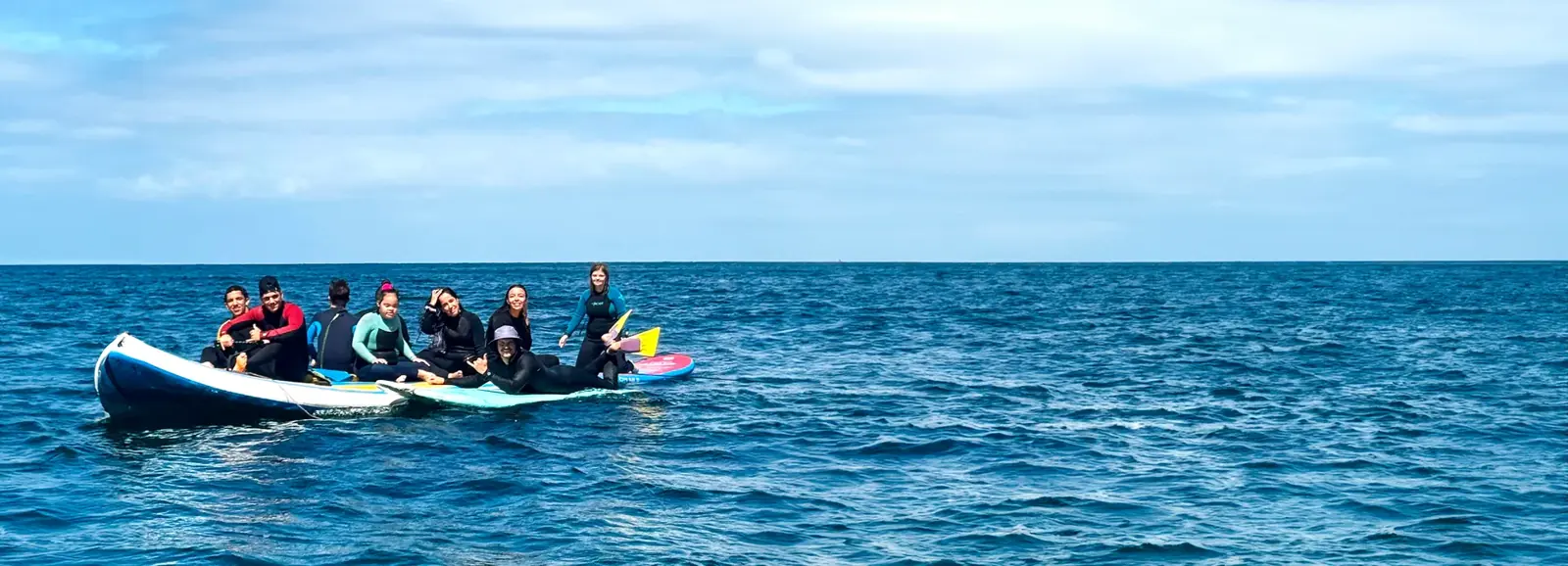 Gruppe mit Spaß auf dem Meer