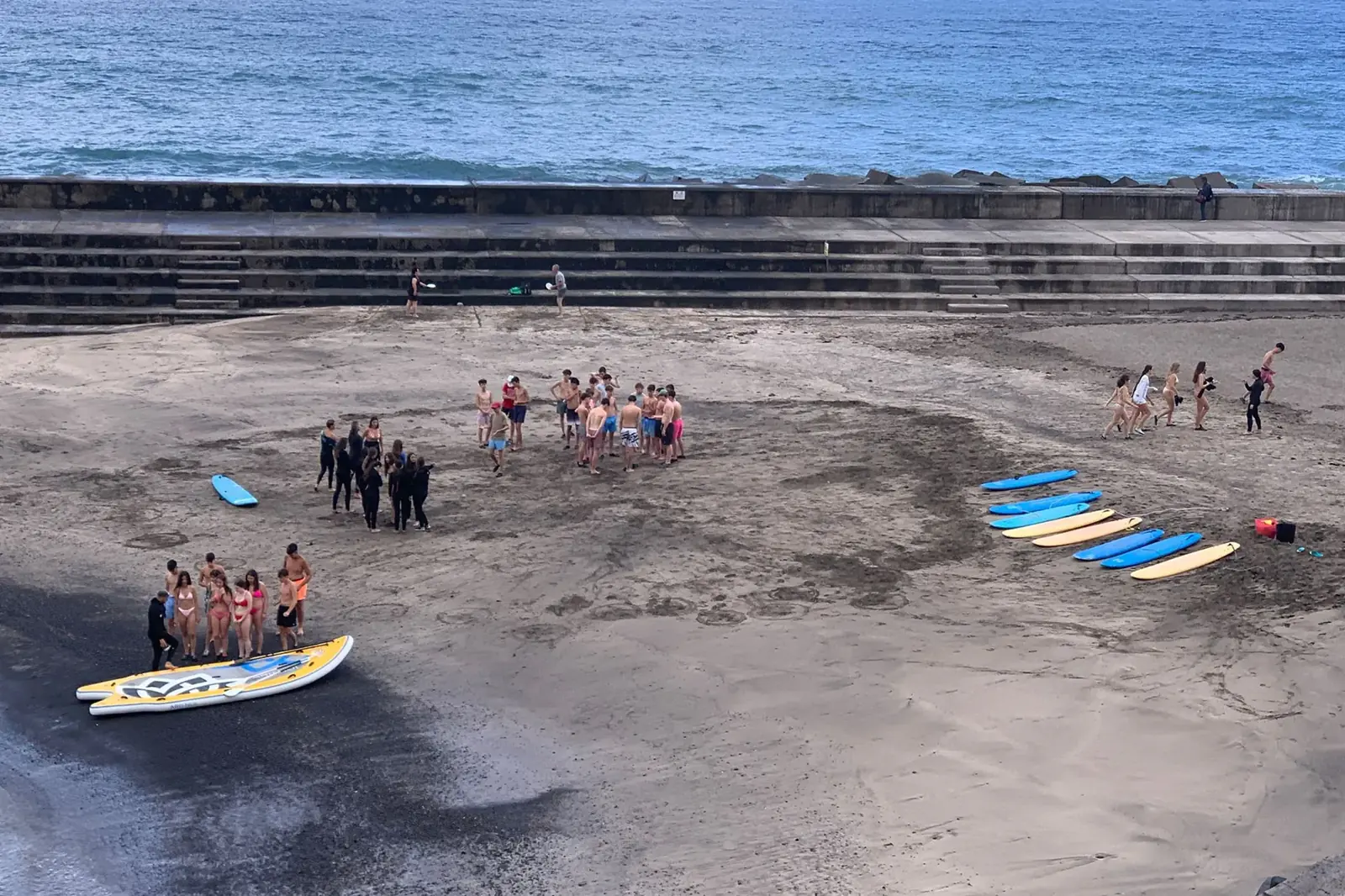 Grupo en la playa preparando las tablas de surf