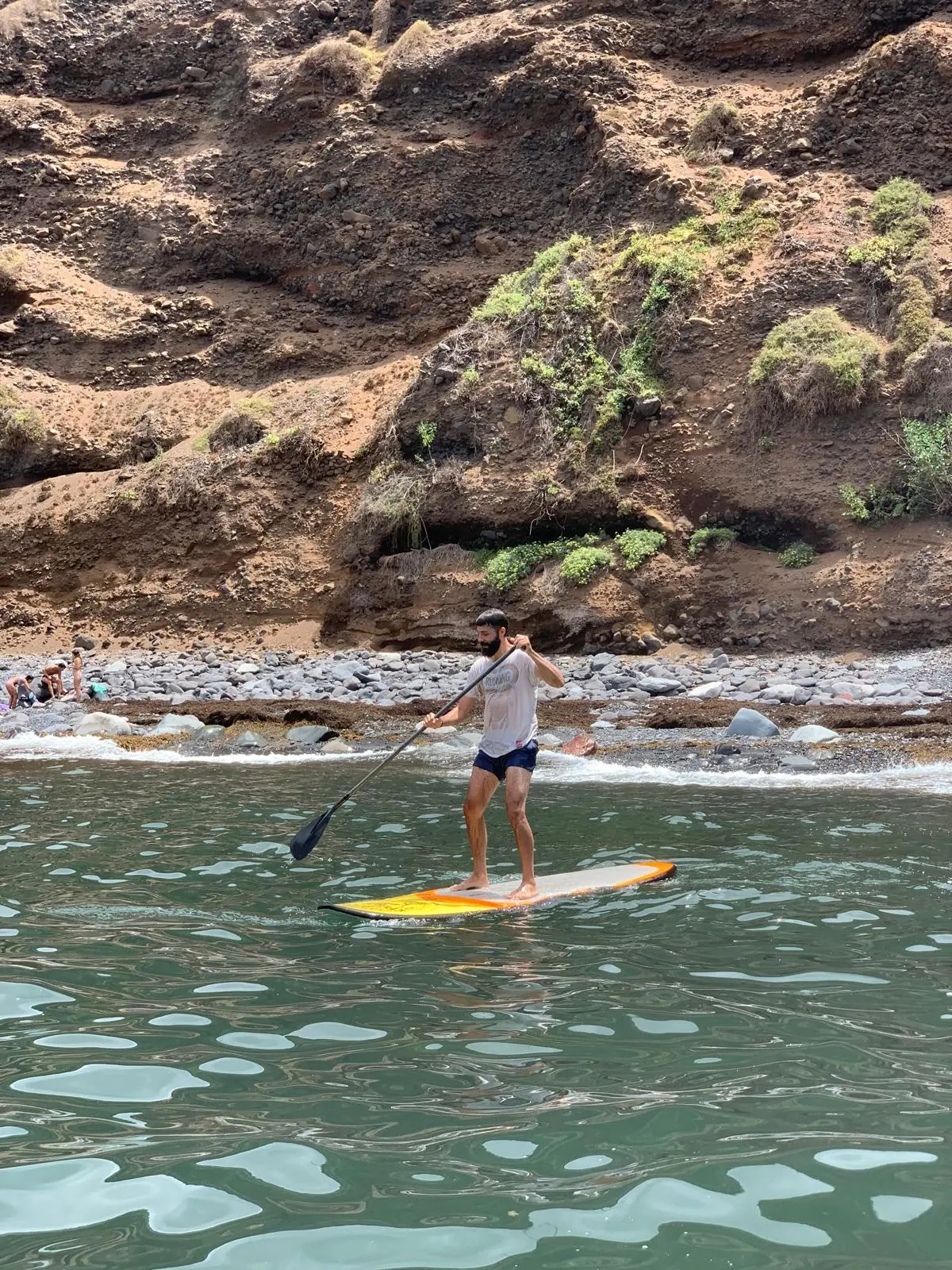 Paddler unter den Klippen