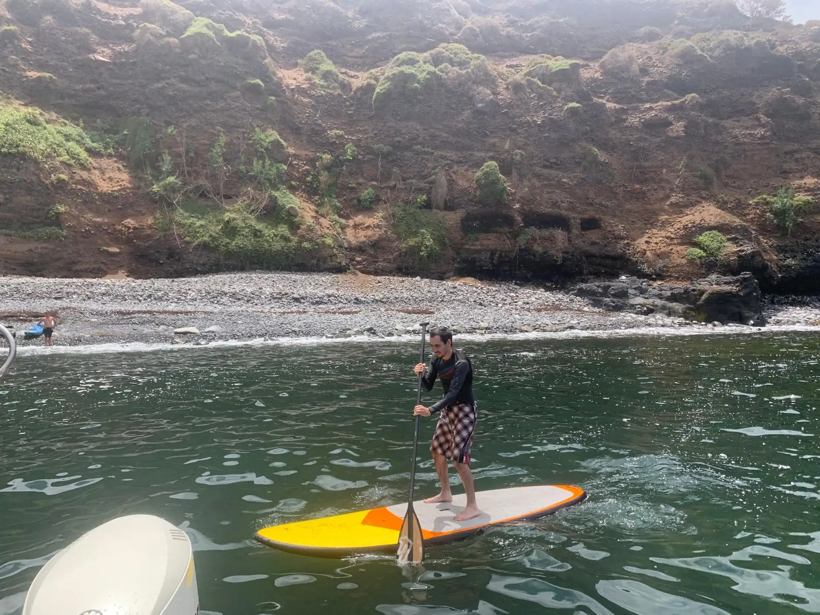 Paddler neben dem Boot