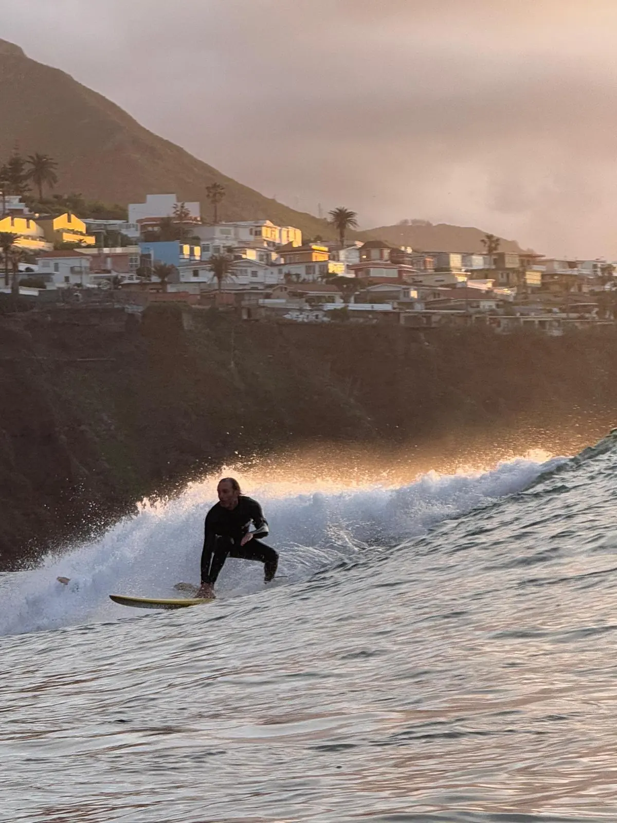 Surfer vor dem Dorf Punta del Hidalgo