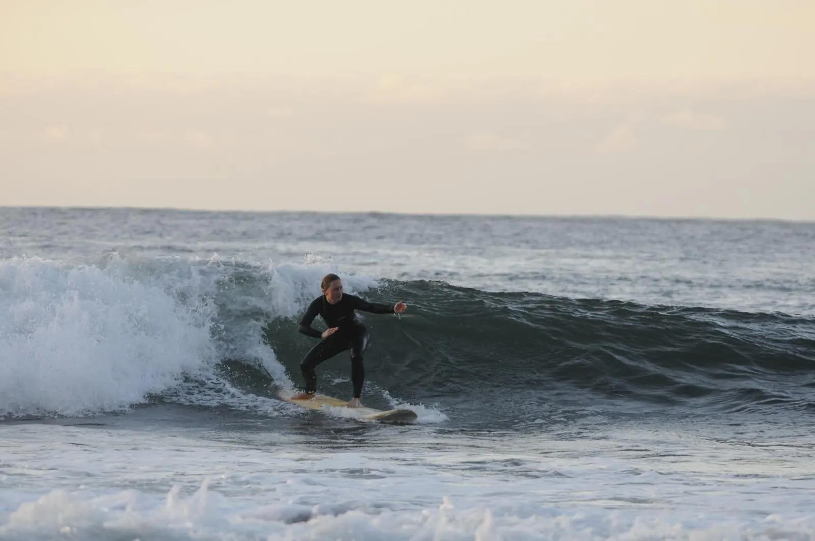Surfer auf einer sauberen Welle