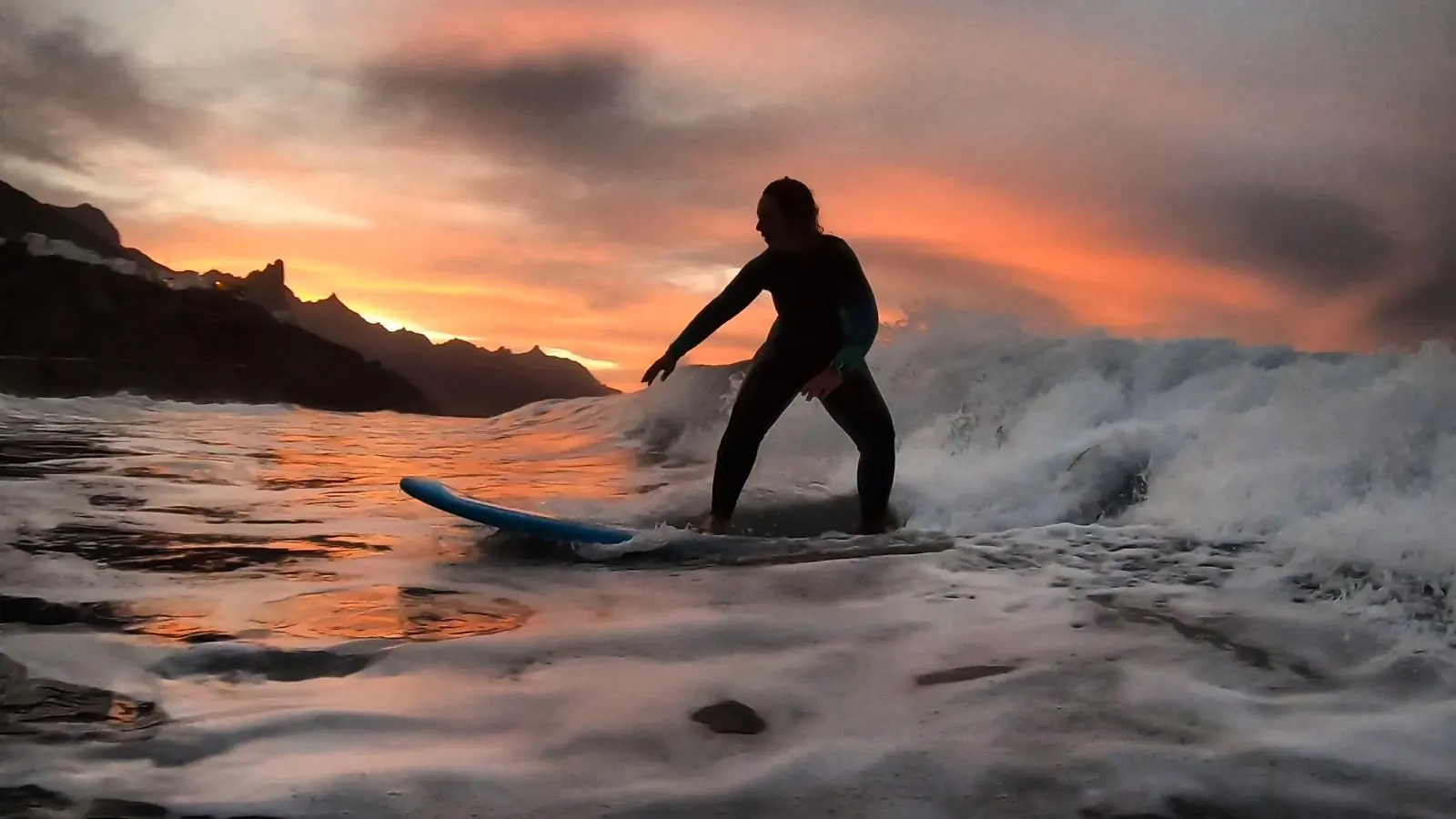 Surfer unter rotem Himmel